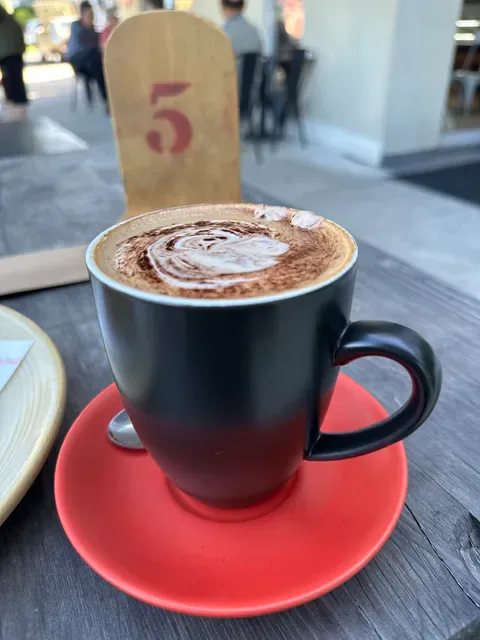 Daisys By The Park - Cafe Dundas