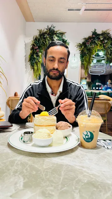 Gram Cafe & Pancakes The Galeries