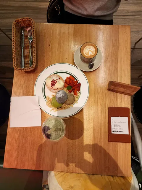Gram Cafe & Pancakes The Galeries