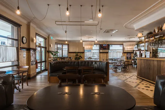 Horse and Jockey Hotel