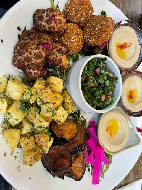 Itza Mezza Bar & Grill