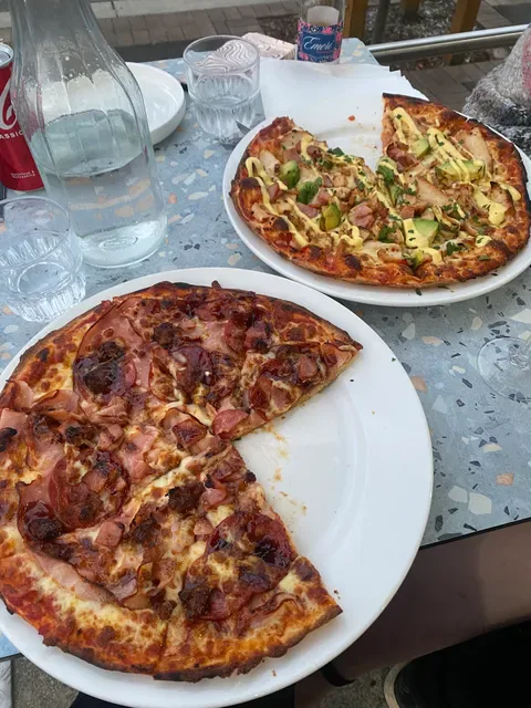 La Famiglia Pizzeria