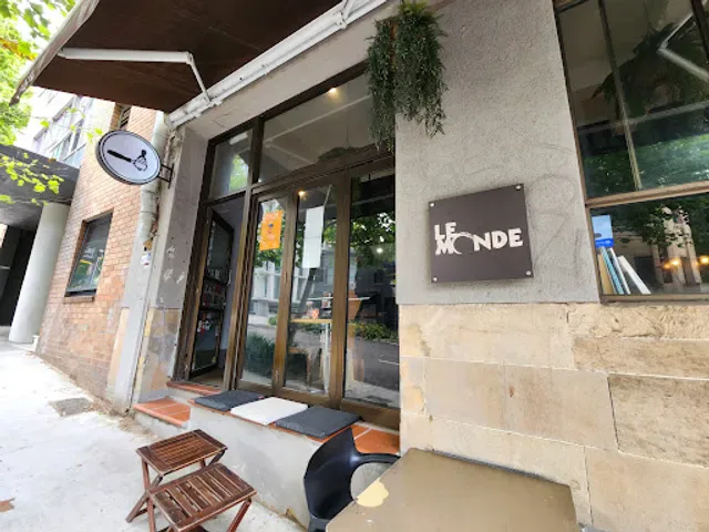 Le Monde Cafe
