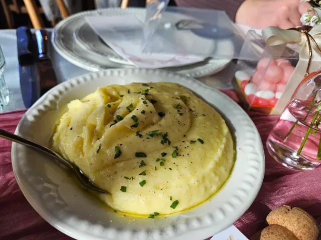 Lorraine's Bistro