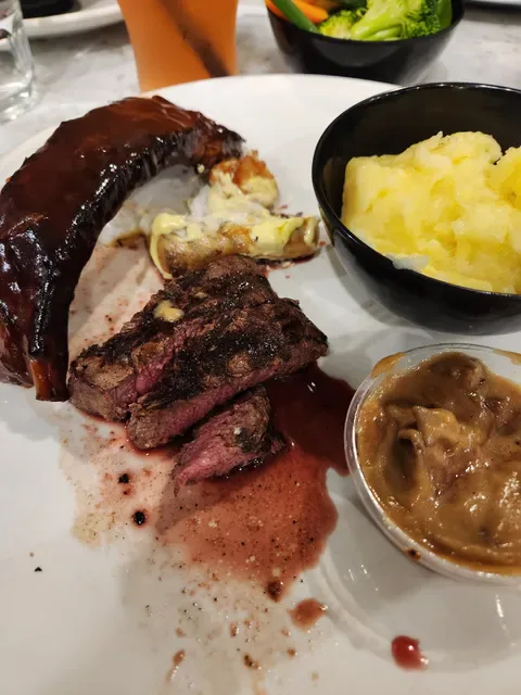 Mike's Grill & Bar Engadine
