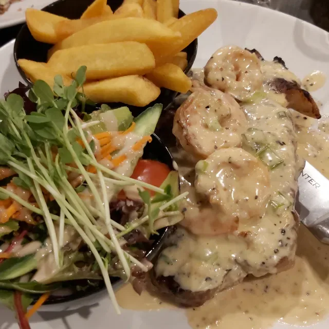 Mike's Grill & Bar Engadine