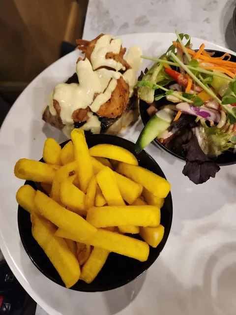 Mike's Grill & Bar Engadine