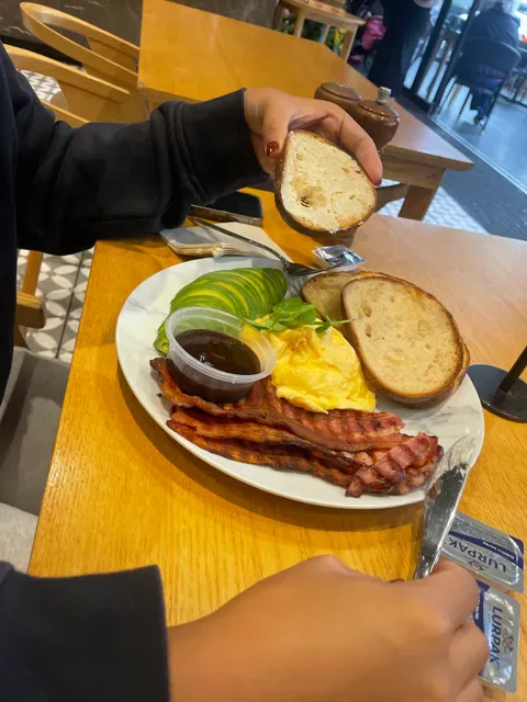 Moss Bros Dessert & Brunch Cafe