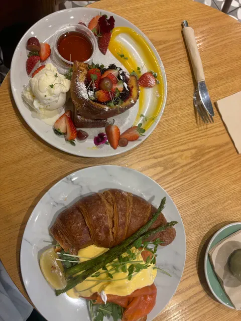 Moss Bros Dessert & Brunch Cafe