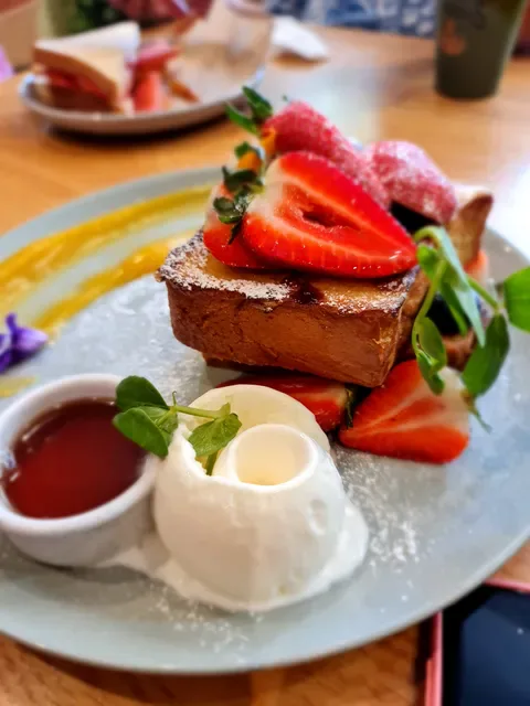 Moss Bros Dessert & Brunch Cafe