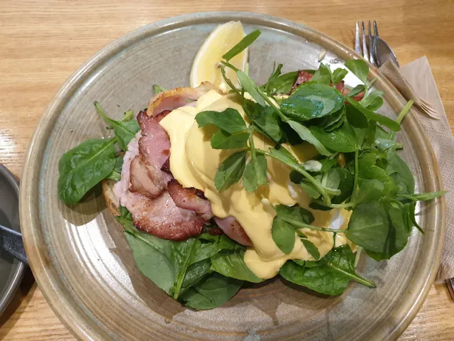 Moss Bros Dessert & Brunch Cafe