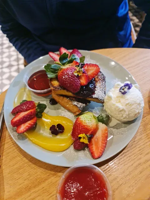 Moss Bros Dessert & Brunch Cafe