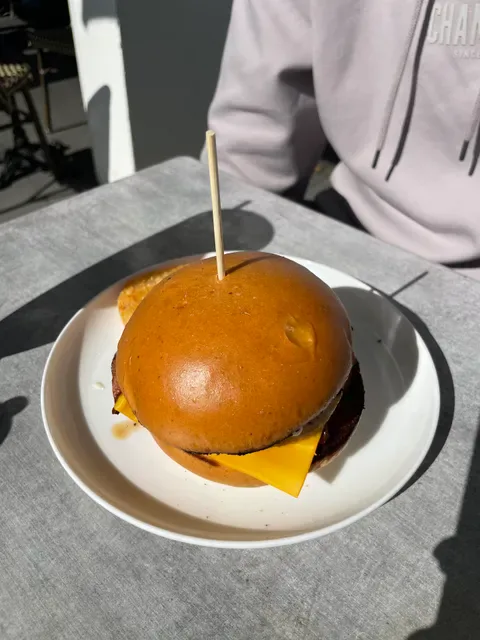 Mr.H Cafe and bar