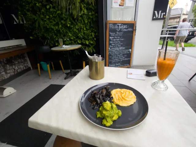 Mr.H Cafe and bar