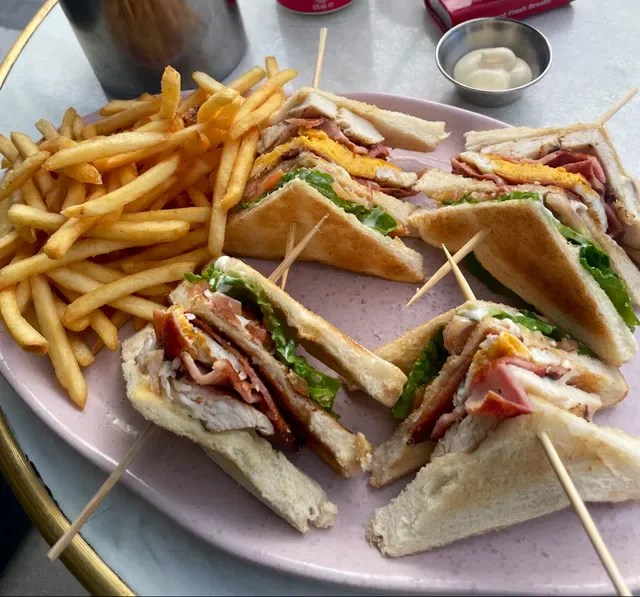 Mr.H Cafe and bar