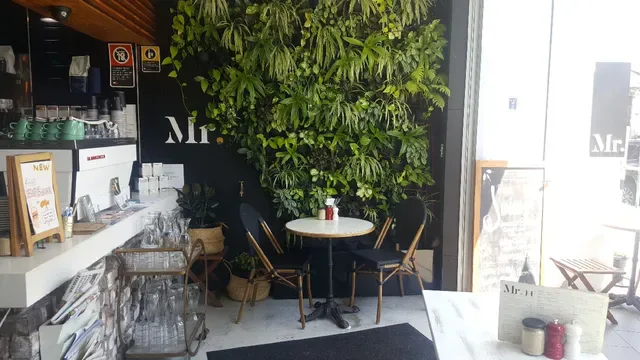Mr.H Cafe and bar