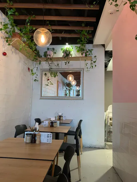 Mr.H Cafe and bar