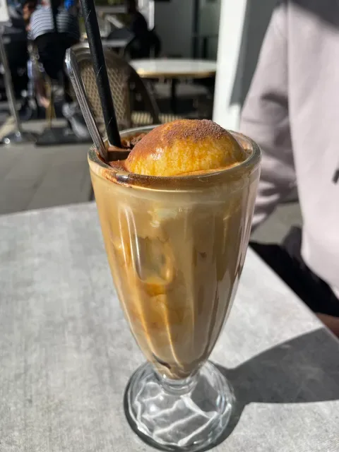 Mr.H Cafe and bar