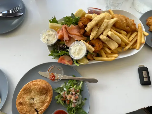 Waterside Bistro - waterfront cafe