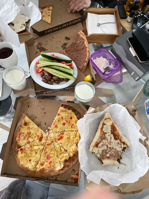 Zahra's Pizza and Munoosh