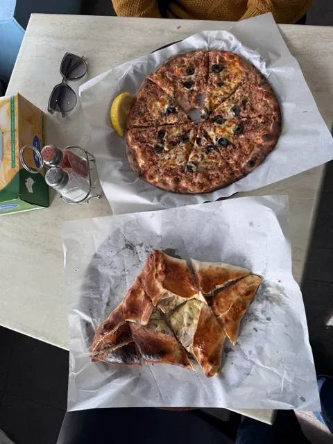 Zahra's Pizza and Munoosh