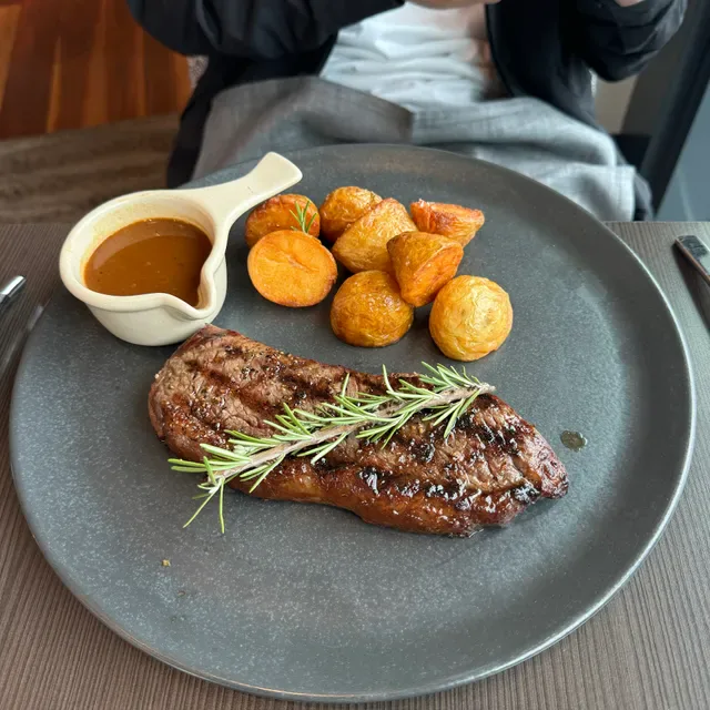 Apron Bar & Restaurant