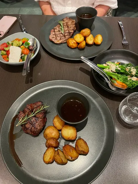 Apron Bar & Restaurant