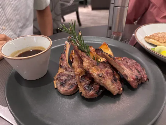 Apron Bar & Restaurant
