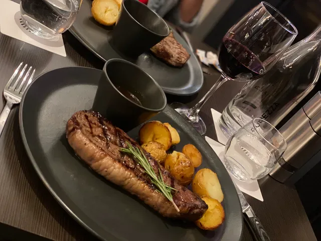 Apron Bar & Restaurant