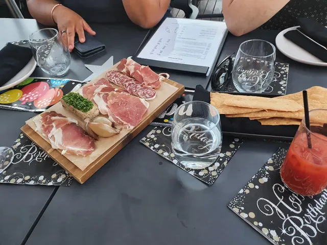 C'est Bon Restaurant & Le Bon Bar