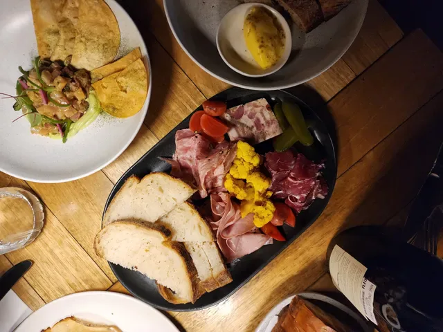 CRU Bar & Cellar