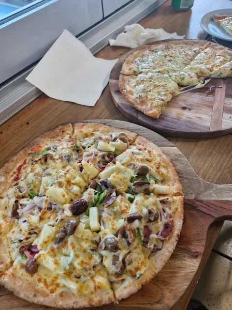 La Pizzeria Traditional Wood Fire Pizza