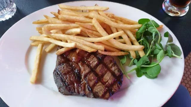 Les Bubbles Steakhouse