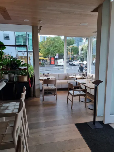Rodd & Gunn - The Lodge James Street
