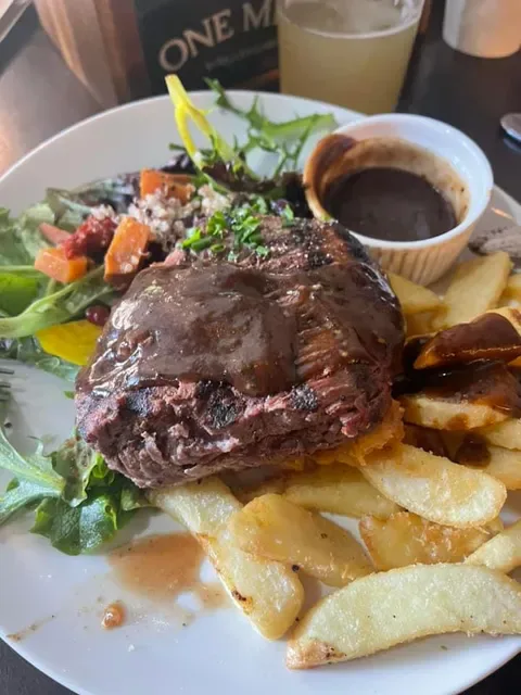 The One Mile Woolloongabba (Sports Bar & Restaurant)