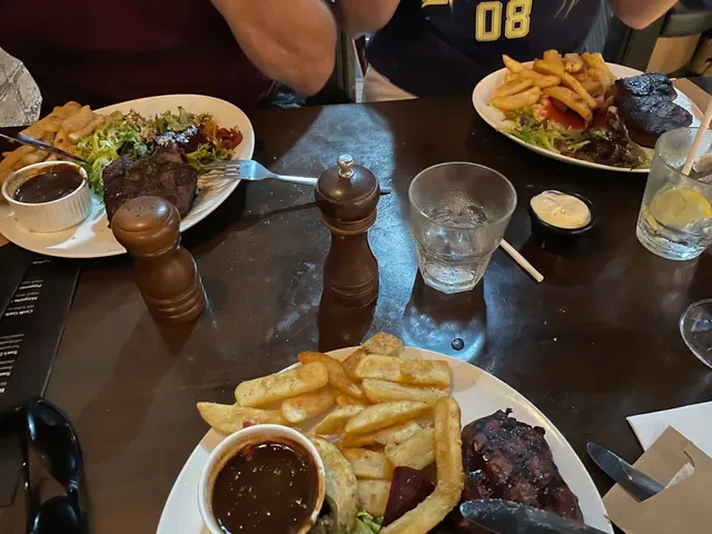 The One Mile Woolloongabba (Sports Bar & Restaurant)