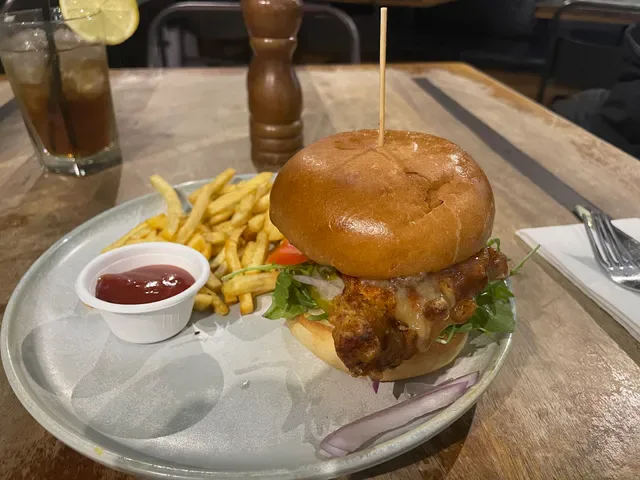 WINDMILL & CO - Bar & Bistro