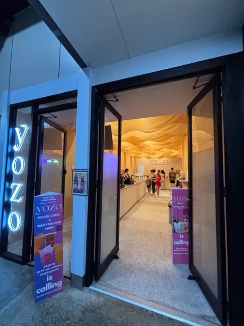 YOZO Froyo – Pure Açaí & Dubai Pistachio Strawberry Cup
