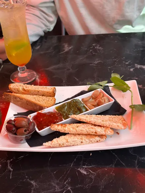 Central Lounge Bar and Dining