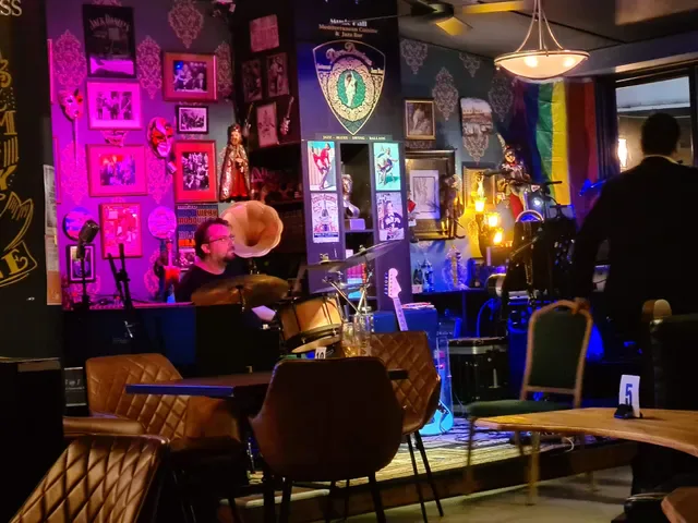 Den Devine Restaurant & Music Lounge
