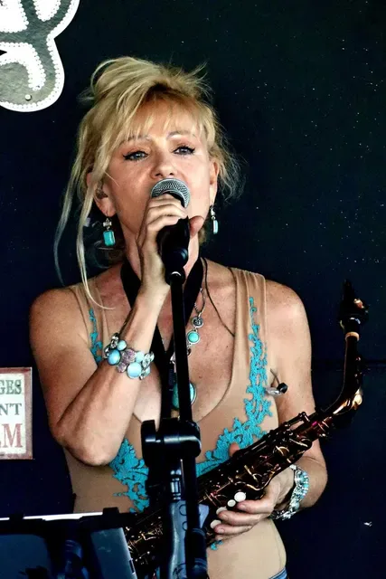 Den Devine Restaurant & Music Lounge