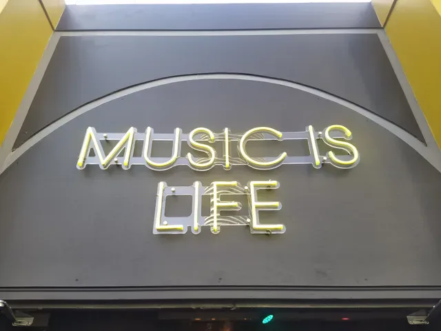 Den Devine Restaurant & Music Lounge