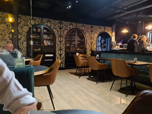 Den Devine Restaurant & Music Lounge