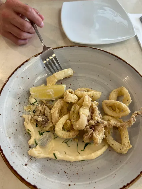 Domanis Cafe Restaurant Bar