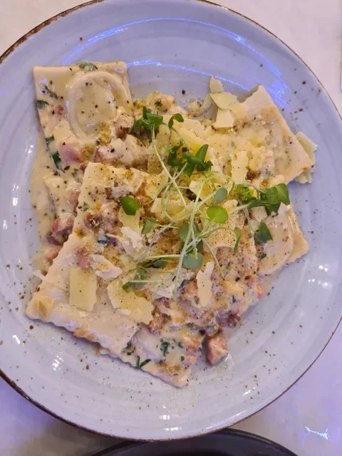 Domanis Cafe Restaurant Bar