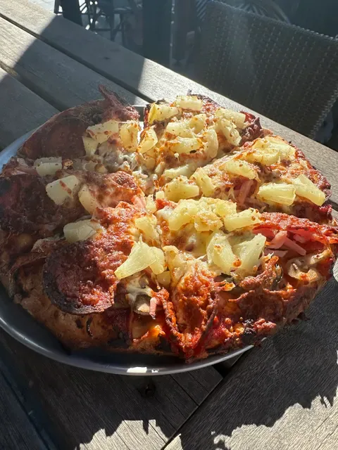 Earth 'n' Sea Pizza