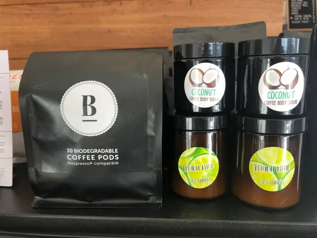 Papercup Coffee Labrador