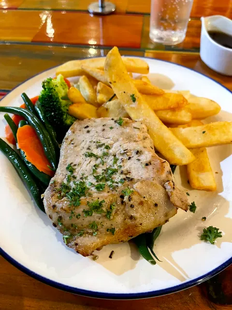 RQ'S Tavern