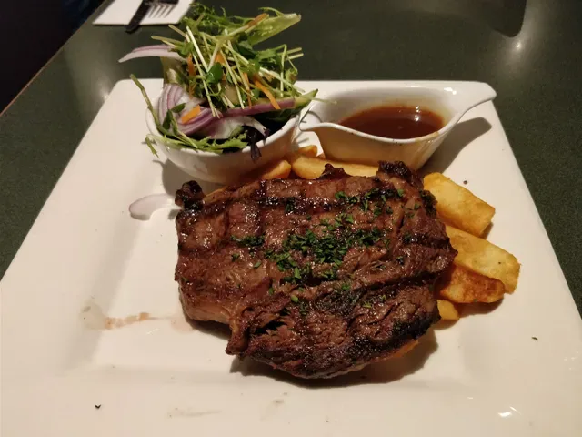 RQ'S Tavern