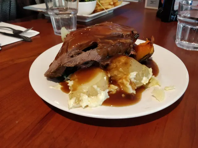 RQ'S Tavern